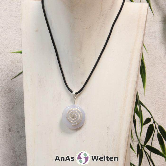 Ein Blauer Chalcedon Donut an einem Donut-Halter Spirale, der mit einem gewachsten Baumwollband um eine helle Büste hängt.