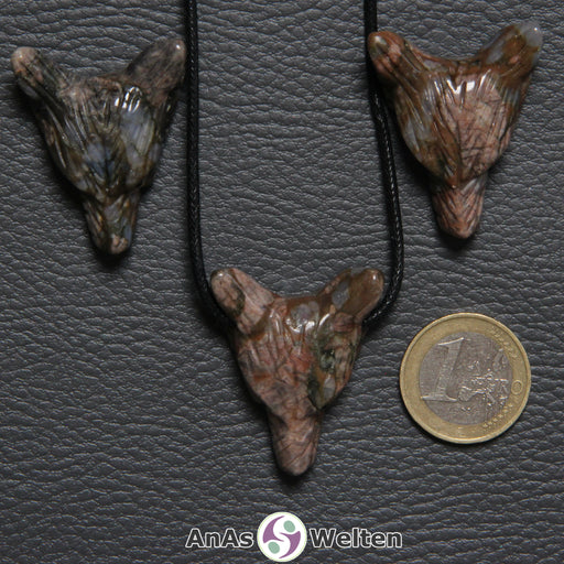 Drei Blue Liberty Wolf Anhänger nebeneinander. Einer befindet sich an einem schwarzen Baumwollband.