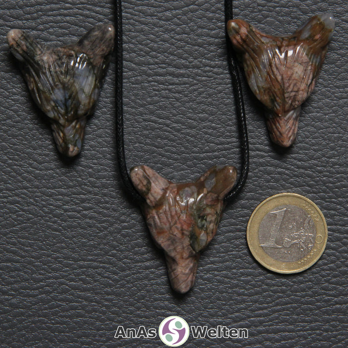 Drei Blue Liberty Wolf Anhänger nebeneinander. Einer befindet sich an einem schwarzen Baumwollband.