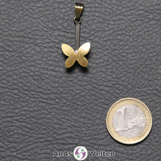 Der Donut-Halter Schmetterling in bronzefarben hat einen gebogenen Stab, in den der Edelsteindonut eingehängt werden kann. Am oberen Ende befindet sich eine Öse für eine Kette oder ein Band, während am unteren Ende ein flacher, simplifizierter Schmetterling zu sehen ist.