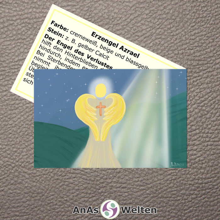 Das Bild zeigt die Erzengel Karte Azrael von AnAs Welten. Die Vorderseite mit der Zeichnung ist ganz zu sehen, von der Rückseite mit Text sieht man nur die Hälfte. Erzengel Azrael ist in verschiedenen Gelbtönen dargestellt. Er hält ein Kreuz, während er neben einem aus dem Himmel kommenden Lichtstrahl steht. Im Hintergrund ist ein sternenklarer Nachthimmel über einigen Hügeln zu sehen.