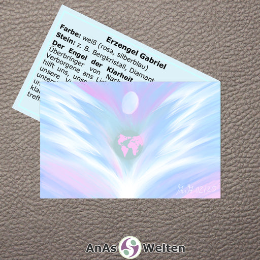 Das Bild zeigt die Erzengel Karte Gabriel von AnAs Welten. Die Vorderseite mit der Zeichnung ist ganz zu sehen, von der Rückseite mit Text sieht man nur die Hälfte. Erzengel Gabriel ist in Weiß und verschiedenen Blau- und Rosatönen dargestellt. Die Zeichnung ist abstrakt und zeigt einen angedeuteten Engel, der hauptsächlich aus Flügeln und Kopf besteht, um einen blau-rosa Globus schweben.