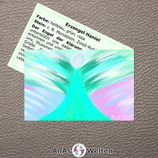 Das Bild zeigt die Erzengel Karte Haniel von AnAs Welten. Die Vorderseite mit der Zeichnung ist ganz zu sehen, von der Rückseite mit Text sieht man nur die Hälfte. Erzengel Haniel ist in verschiedenen Grüntönen dargestellt. Die Zeichnung ist abstrakt und zeigt die grobe Form eines türkis-grünen Engels vor einem blau-rosa Hintergrund.