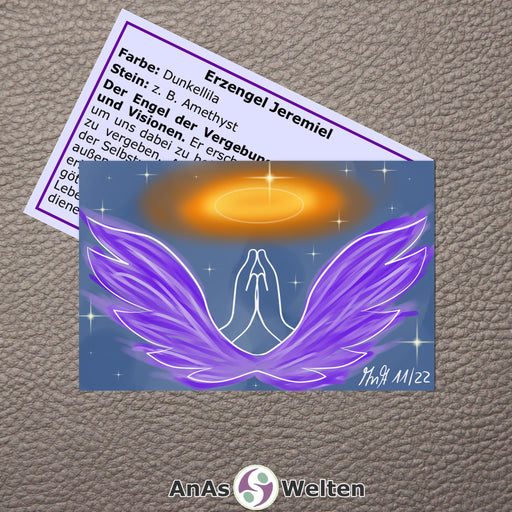 Das Bild zeigt die Erzengel Karte Jeremiel von AnAs Welten. Die Vorderseite mit der Zeichnung ist ganz zu sehen, von der Rückseite mit Text sieht man nur die Hälfte. Erzengel Jeremiel ist in verschiedenen Lila- und Orangetönen dargestellt. Die Zeichnung ist abstrakt und zeigt zwei lila Flügel, aus denen die weißen Umrisse zweier zum Gebet gefalteten Hände herauskommen. Über den Händen schwebt ein orange leuchtender Heiligenschein.