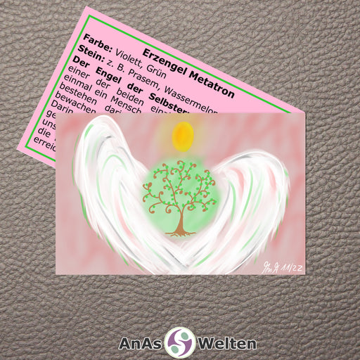 Das Bild zeigt die Erzengel Karte Metatron von AnAs Welten. Die Vorderseite mit der Zeichnung ist ganz zu sehen, von der Rückseite mit Text sieht man nur die Hälfte. Erzengel Metatron ist in Grün und Weiß dargestellt. Die Zeichnung ist abstrakt. Der Engel besteht aus einem fliegenden gelben Kopf und weiß-grünen Flügeln, die um einen grünen Kreis geschlungen sind. Innerhalb des Kreises sieht man einen Baum. Der Hintergrund ist rot-beige.