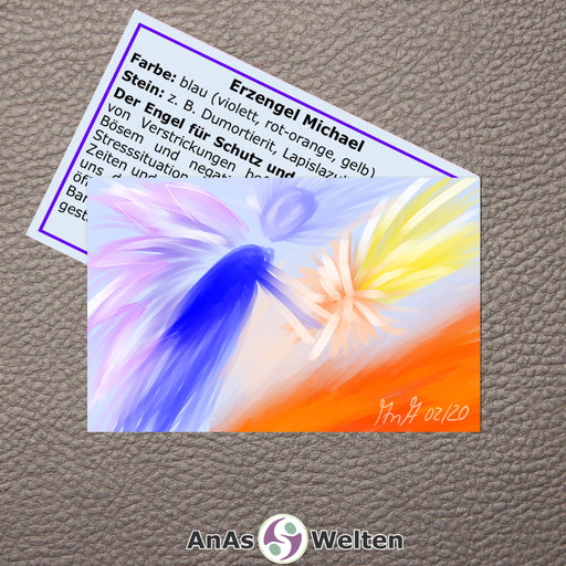 Das Bild zeigt die Erzengel Karte Michael von AnAs Welten. Die Vorderseite mit der Zeichnung ist ganz zu sehen, von der Rückseite mit Text sieht man nur die Hälfte. Erzengel Michael ist in Blau, Violett, Gelb und Rot-Orange dargestellt. Die Zeichnung ist abstrakt und zeigt den Erzengel von der Seite, wie er ein flammendes oder leuchtendes Schwert vor sich hält.
