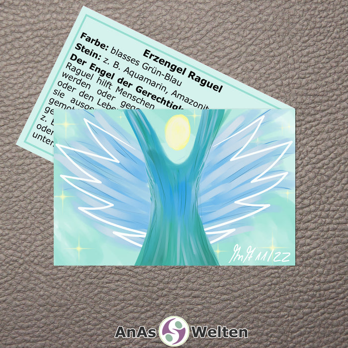 Das Bild zeigt die Erzengel Karte Raguel von AnAs Welten. Die Vorderseite mit der Zeichnung ist ganz zu sehen, von der Rückseite mit Text sieht man nur die Hälfte. Erzengel Raguel ist in Blau und Grün-Blau dargestellt. Erzengel Raguel hat die hellblauen Flügel ausgebreitet und beide Arme zum Himmel erhoben. Der Hintergrund ist hell-grün-blau.