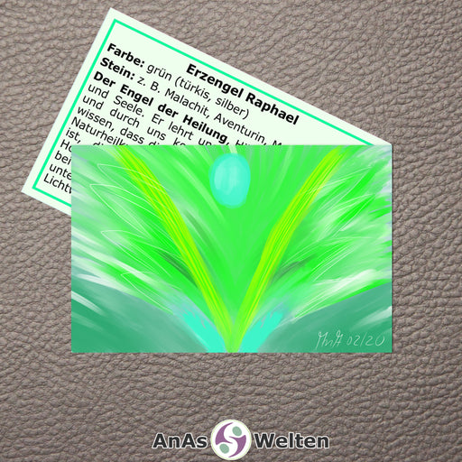 Das Bild zeigt die Erzengel Karte Raphael von AnAs Welten. Die Vorderseite mit der Zeichnung ist ganz zu sehen, von der Rückseite mit Text sieht man nur die Hälfte. Erzengel Raphael ist in verschiedenen Grüntönen dargestellt. Die Zeichnung ist abstrakt. Man sieht einen angedeuteten grünen Kopf am oberen Rand. Darunter befindet sich ein hellgrünes V. Im Hintergrund sind grüne Flügel angedeutet.