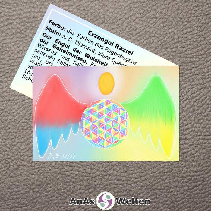 Das Bild zeigt die Erzengel Karte Raziel von AnAs Welten. Die Vorderseite mit der Zeichnung ist ganz zu sehen, von der Rückseite mit Text sieht man nur die Hälfte. Erzengel Raziel ist in den Farben des Regenbogens dargestellt. Der Engel besteht aus einem schwebenden orangenen Kopf und zwei bunten Flügeln. Zwischen den Flügeln ist die Blume des Lebens abgebildet, deren einzelne Felder bunt ausgefüllt sind.