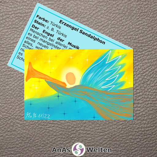 Das Bild zeigt die Erzengel Karte Sandalphon von AnAs Welten. Die Vorderseite mit der Zeichnung ist ganz zu sehen, von der Rückseite mit Text sieht man nur die Hälfte. Erzengel Sandalphon ist in Blau und Orange dargestellt. Die Zeichnung zeigt den blau-orangenen Engel von der Seite, wie er von rechts nach links fliegt. Er hält dabei eine orangene Trompete in den Händen, die er zu seinem Mund führt.