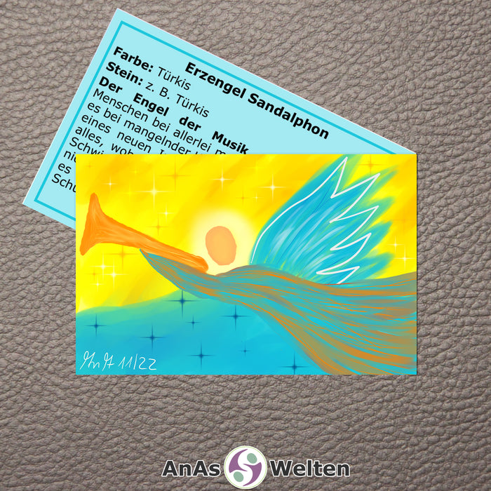 Das Bild zeigt die Erzengel Karte Sandalphon von AnAs Welten. Die Vorderseite mit der Zeichnung ist ganz zu sehen, von der Rückseite mit Text sieht man nur die Hälfte. Erzengel Sandalphon ist in Blau und Orange dargestellt. Die Zeichnung zeigt den blau-orangenen Engel von der Seite, wie er von rechts nach links fliegt. Er hält dabei eine orangene Trompete in den Händen, die er zu seinem Mund führt.
