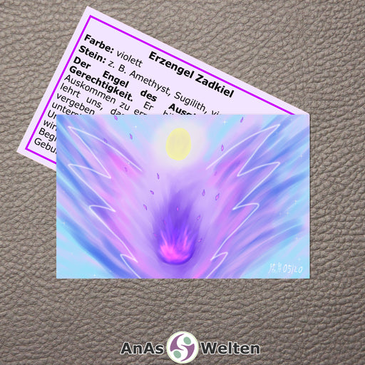 Das Bild zeigt die Erzengel Karte Zadkiel von AnAs Welten. Die Vorderseite mit der Zeichnung ist ganz zu sehen, von der Rückseite mit Text sieht man nur die Hälfte. Erzengel Zadkiel ist in verschiedenen Lilatönen und Blau dargestellt. Die Zeichnung ist abstrakt und zeigt Zadkiels Kopf als schwebenden Kreis angedeutet. Seine Flügel sind lila und blau. Zwischen den Flügeln schwebt eine lila-pinke Flamme. Der Hintergrund ist blau.