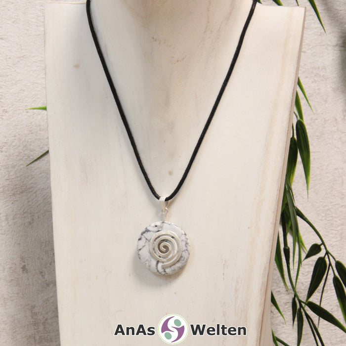 Ein Magnesit Donut an einem Donut-Halter Spirale, der mit einem gewachsten Baumwollband um eine helle Büste hängt.