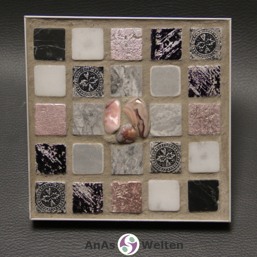 Frontale Ansicht des Sator Quadrat Mosaiks aus weißen, grauen und rosegolden Fliesen mit Achaten in der Mitte.