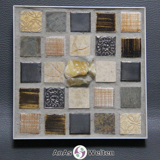 Frontale Ansicht des Sator Quadrat Mosaiks aus beigen, grauen und braunen Fliesen mit Orangencalcit in der Mitte.