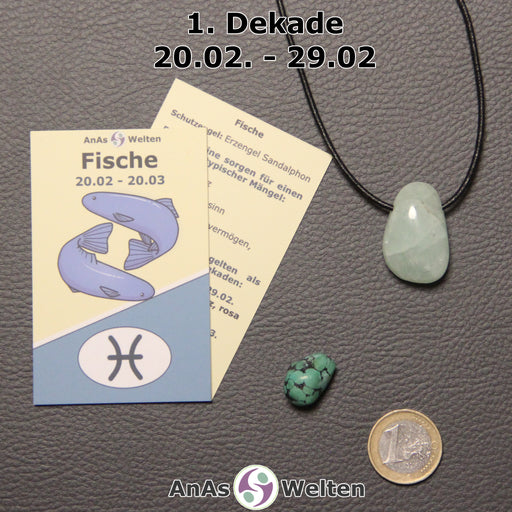Die Sternzeichenkarte und je ein beispielhafter gebohrter Aquamarin Trommelstein am Band und ein Türkis Trommelstein der 1. Dekade liegen nebeneinander.