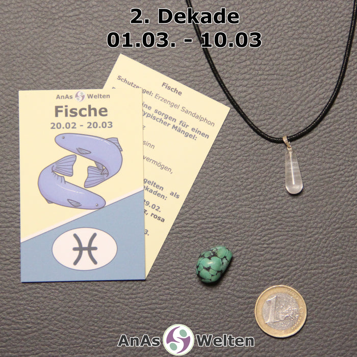 Die Sternzeichenkarte und je ein beispielhafter Morganit mit Öse am Band und ein Türkis Trommelstein der 2. Dekade liegen nebeneinander.