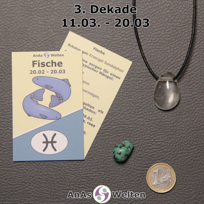 Die Sternzeichenkarte und je ein beispielhafter gebohrter Girasolquarz Trommelstein am Band und ein Türkis Trommelstein der 3. Dekade liegen nebeneinander.