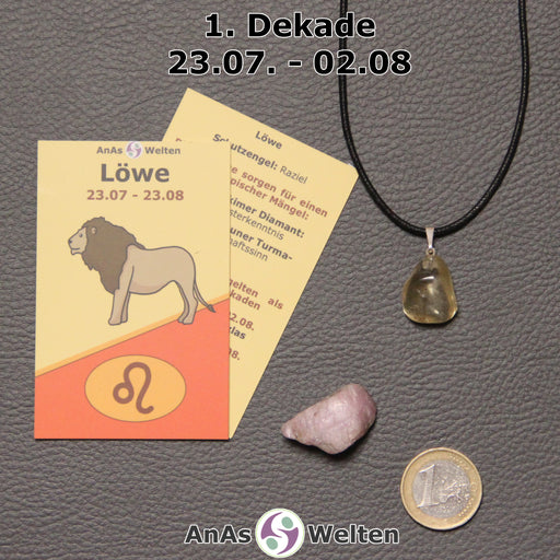 Die Sternzeichenkarte und je ein beispielhafter Orthoklas mit Öse am Band und ein Kunzit Trommelstein der 1. Dekade liegen nebeneinander.