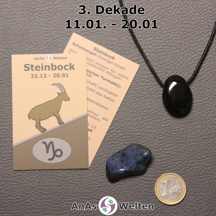 Die Sternzeichenkarte und je ein beispielhafter gebohrter Onyx Trommelstein am Band und ein Dumortierit Trommelstein der 3. Dekade liegen nebeneinander.