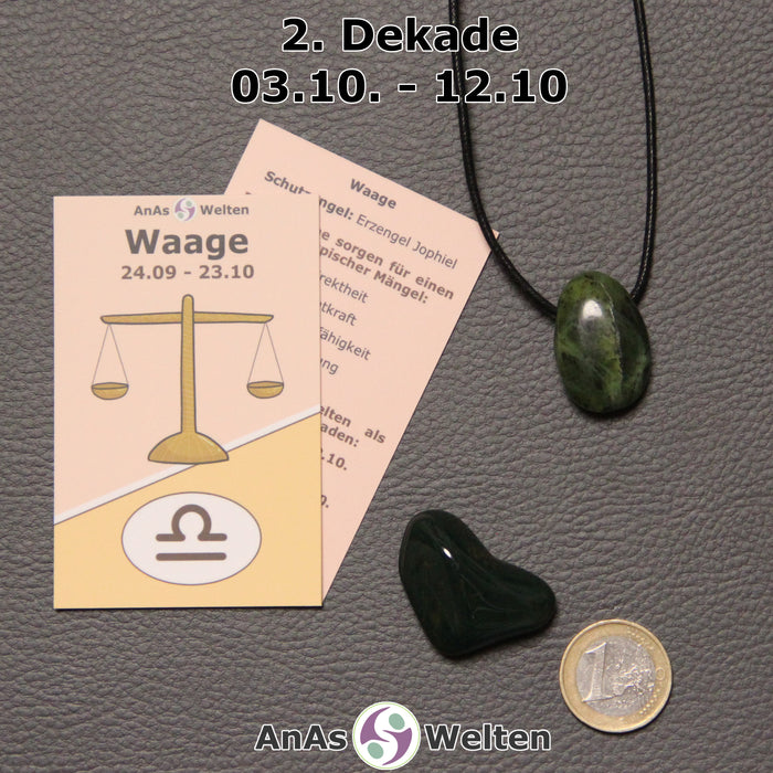 Die Sternzeichenkarte und je ein beispielhafter gebohrter Jade Nephrit Trommelstein am Band und ein Heliotrop Trommelstein der 2. Dekade liegen nebeneinander.