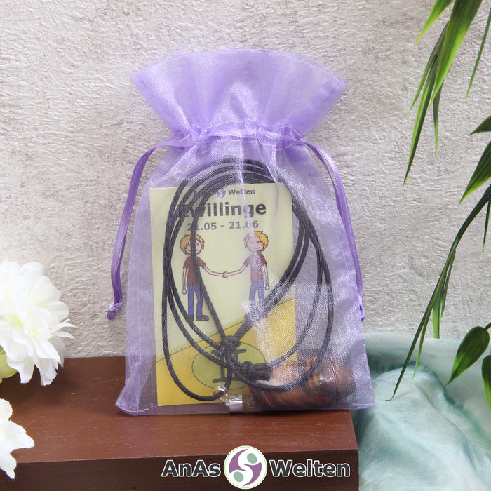 Ein beispielhaftes Sternzeichen Steine Set Zwillinge mit Karte, Trommelstein und Edelsteinkette in einem lila Organzabeutel.