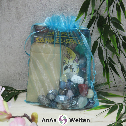 Das Maulwurf Trommelsteine Set mit Edelsteinen, Heft, Stickern und Tüten in einem blauen Organzasäckchen.