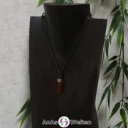 Eine dunkelrote Karneol Stift-Anhänger klein Kette mit einem Metallelement über dem Edelstein an einer dunklen Büste.