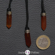 Drei Karneol Stift-Anhänger klein. Der Stein hat eine dunkel-orangerote Farbe. Darüber ist ein Metallelement.