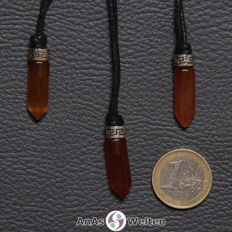 Drei Karneol Stift-Anhänger klein. Der Stein hat eine dunkel-orangerote Farbe. Darüber ist ein Metallelement.