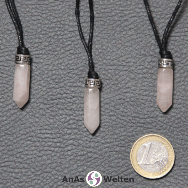 Drei Rosenquarz Stift-Anhänger klein. Der Stein hat eine rose Farbe. Darüber ist ein Metallelement.