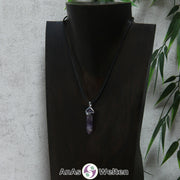 Ein Amethyst Stift-Anhänger groß mit Metallöse, der mit einem schwarzen Baumwollband um eine dunkle Büste gehängt wurde