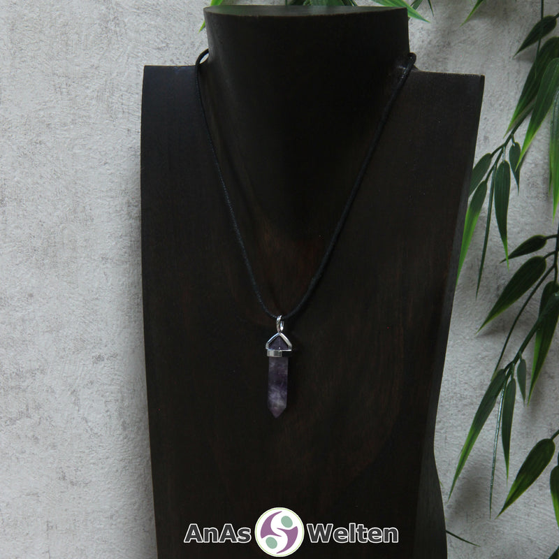 Ein Amethyst Stift-Anhänger groß mit Metallöse, der mit einem schwarzen Baumwollband um eine dunkle Büste gehängt wurde