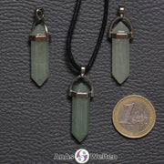 Drei Aventurin Stift-Anhänger aus Blaufluss nebeneinander. Einer befindet sich an einem schwarzen Baumwollband.