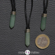 Drei Aventurin Stift-Anhänger klein. Der Stein hat eine grüne Farbe. Darüber ist ein Metallelement.