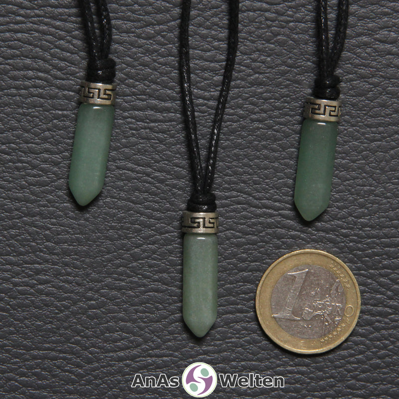 Drei Aventurin Stift-Anhänger klein. Der Stein hat eine grüne Farbe. Darüber ist ein Metallelement.
