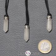 Drei Bergkristall Stift-Anhänger klein. Der Stein hat eine weiße Farbe. Darüber ist ein Metallelement.