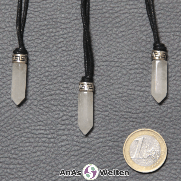 Drei Bergkristall Stift-Anhänger klein. Der Stein hat eine weiße Farbe. Darüber ist ein Metallelement.