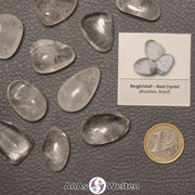 Mehrere Beispiele für den Bergkristall Trommelstein. Daneben liegt der Sticker.