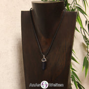 Ein Blaufluss Stift-Anhänger groß mit Metallöse, der mit einem schwarzen Baumwollband um eine dunkle Büste gehängt wurde