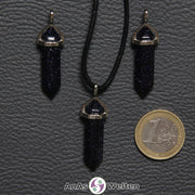 Drei Doppelspitze Stift-Anhänger aus Blaufluss nebeneinander. Einer befindet sich an einem schwarzen Baumwollband.