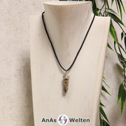 Ein Dalmatinerstein Stift-Anhänger groß mit Metallöse, der mit einem schwarzen Baumwollband um eine helle Büste gehängt wurde