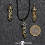 Drei Doppelspitze Stift-Anhänger aus Dalmatinerstein nebeneinander. Einer befindet sich an einem schwarzen Baumwollband.