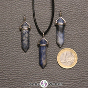 Drei Doppelspitze Stift-Anhänger aus Dumortierit nebeneinander. Einer befindet sich an einem schwarzen Baumwollband.