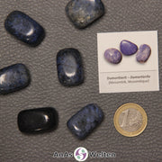 Mehrere Beispiele für den Dumortierit Trommelstein. Daneben liegt der Sticker.