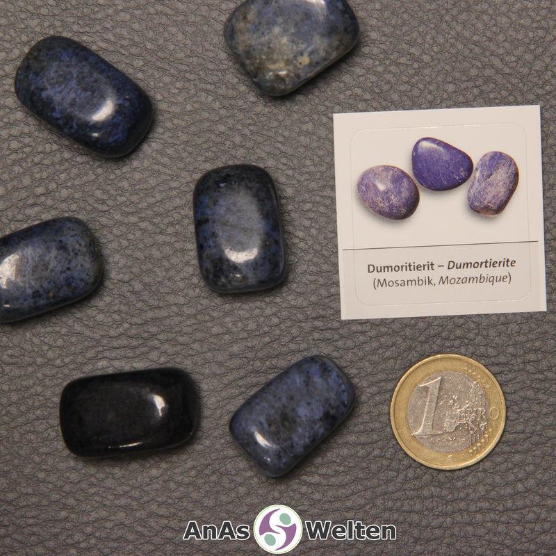 Mehrere Beispiele für den Dumortierit Trommelstein. Daneben liegt der Sticker.
