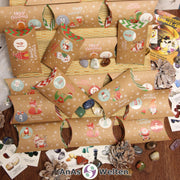 Das Bild zeigt den Edelstein Adventskalender von AnAs Welten. Darauf sind die meisten der 24 Edelsteine und Sticker aus dem Maulwurf Sammelspaß Set, die auch in dem Adventskalender sind, zu sehen. Außerdem sieht man mehrere Beispiele für die Pappschächtelchen, in denen die Edelsteine und Sticker weihnachtlich verpackt werden. Die Edelsteine sind eine bunte Auswahl verschiedenster Trommelsteine und die Pappschächtelchen mit weihnachtlichen Motiven bedruckt und den Zahlen 1 bis 24 beklebt.