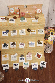 Alle 24 Steine, das Heft und die 25 Sticker sowie drei der Boxen aus dem Adventskalender.