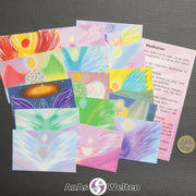 Die 15 Engel Karten und die Meditationskarte ohne Tüte neben- und übereinandergelegt.