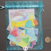 Die 15 Engelkarten und die Meditationskarte in einem blauen Organzabeutel.